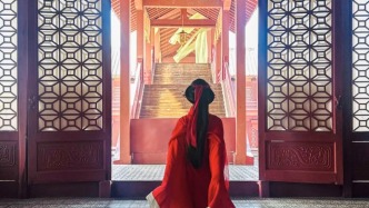 横店298元拍短剧火了，退休阿姨们的新快乐找到了