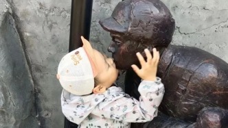 这一吻，跨越了百年！