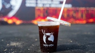 狂奔的瑞幸，被奶茶店“偷家”