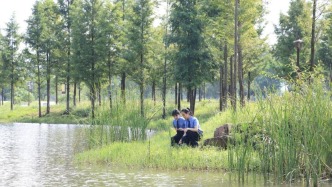 湿地水域出现油污漂浮，他们展开一场源头堵漏行动