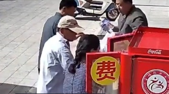 监控拍下吉林白城双向善意，爱心冰箱的水永远喝不完！