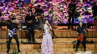 乌兰图雅“花开四季”上海演唱会火爆开唱