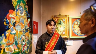 唐卡漆画跨界融合：闽藏技艺在雪域西藏交融出新彩