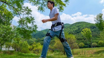 给双腿“开外挂”！这款仅重2.5公斤的AI外骨骼，让你爬山徒步“不费腿”
