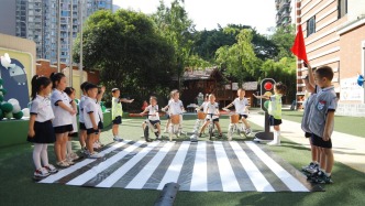 模拟马路、岩石标本、英雄故事......沙坪坝孩子的开学第一课也太硬核了！