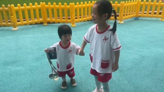 姐姐带妹妹兜风