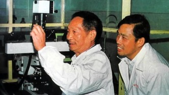今天，我们格外怀念您……