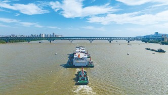 “大个子”货滚船安全通过南京长江大桥