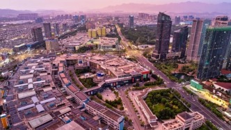 浙江县城一家900个足球场大的商场，逛遍国内外210万种商品，一条街就吃遍全球美食，没人能空手走出来