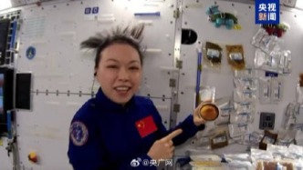 航天员在太空烤上了小蛋糕
