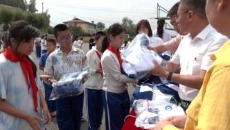 白山市第二十六中学开展教师节活动暨爱心校服捐赠活动