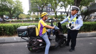 交警：您知道这是什么车吗？骑手：不是电动车吗？交警：是电摩