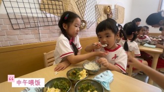 同伴们一起照顾妹妹