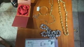 搬家时女儿踩坏床头柜，怕被爸爸责怪，和妈妈商量后扔掉；两天后妈妈想起柜子里有370多克黄金、铂金饰品