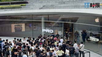 iPhone 18 Pro首发日：长队还在，黄牛不敢囤货，预测iPhone Duo溢价500元
