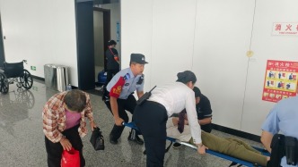 旅客出站后在厕所突发晕倒 民警迅速化险为夷