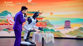 赛场冠军化身中秋使者：智元精灵G2机器人现场切月饼送祝福