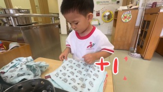 托班弟弟叠毛巾