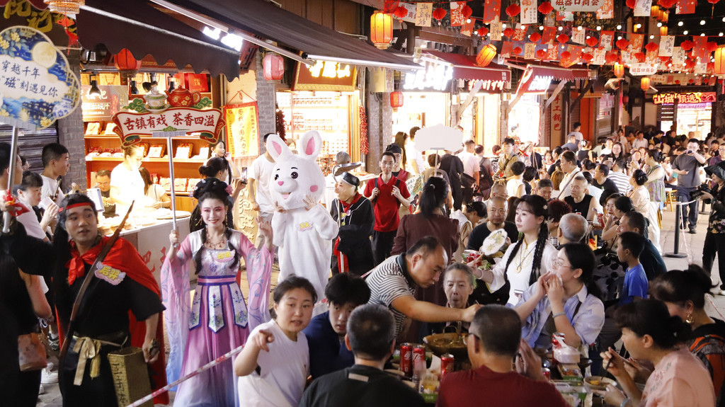 磁器口百碗团圆宴开席 中外游客共度古风中秋夜