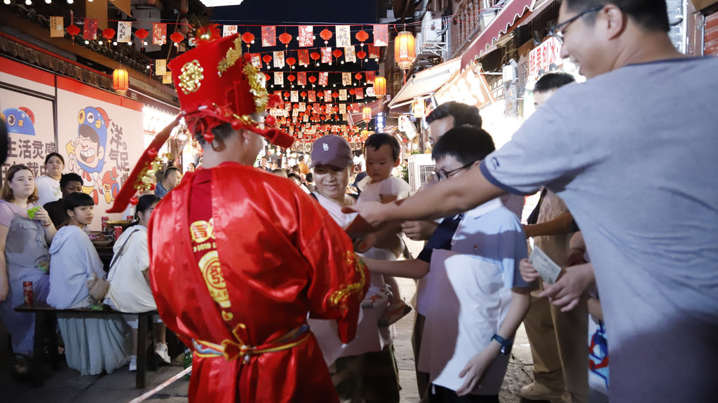 磁器口百碗团圆宴开席 中外游客共度古风中秋夜