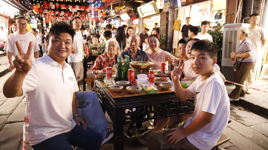 磁器口百碗团圆宴开席 中外游客共度古风中秋夜