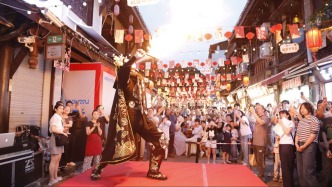 磁器口百碗团圆宴开席 中外游客共度古风中秋夜