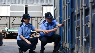 国庆安保不松懈 阿拉山口铁警坚守国门护航铁路平安畅通