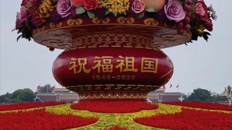 祝福祖国，繁荣昌盛，今年的花篮里，装着牡丹、芍药、月季花等十多种花卉造型