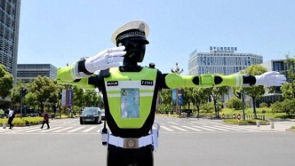机器人执勤、当店长、外骨骼爬山，中国人假期越来越科幻了