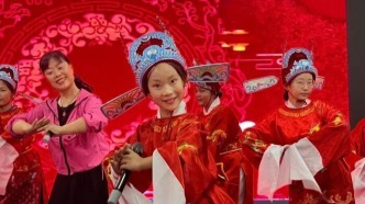 天山脚下，水袖轻扬