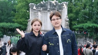 “糊涂鬼，手机新买的吧，交给警察了哦~”