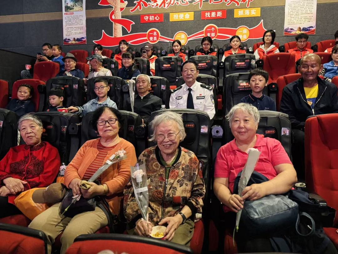 市北区开展“青衿传情 暖心伴老”重阳节观影志愿服务活动