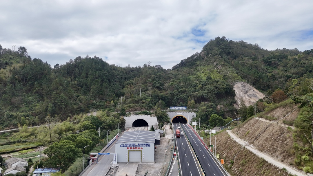 世界首例！甬台温改扩建台州北段岩峰隧道“二合一”改造完成