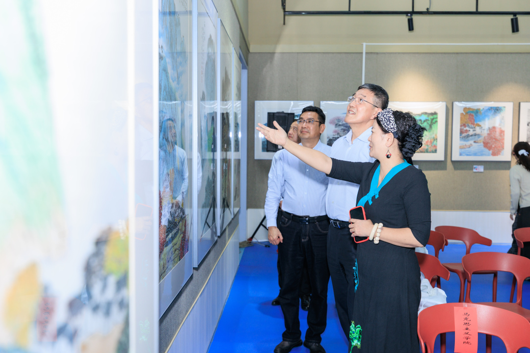 丹青传薪火 美育润初心  华拓、万里君师徒中国画联展走进南京晓庄学院