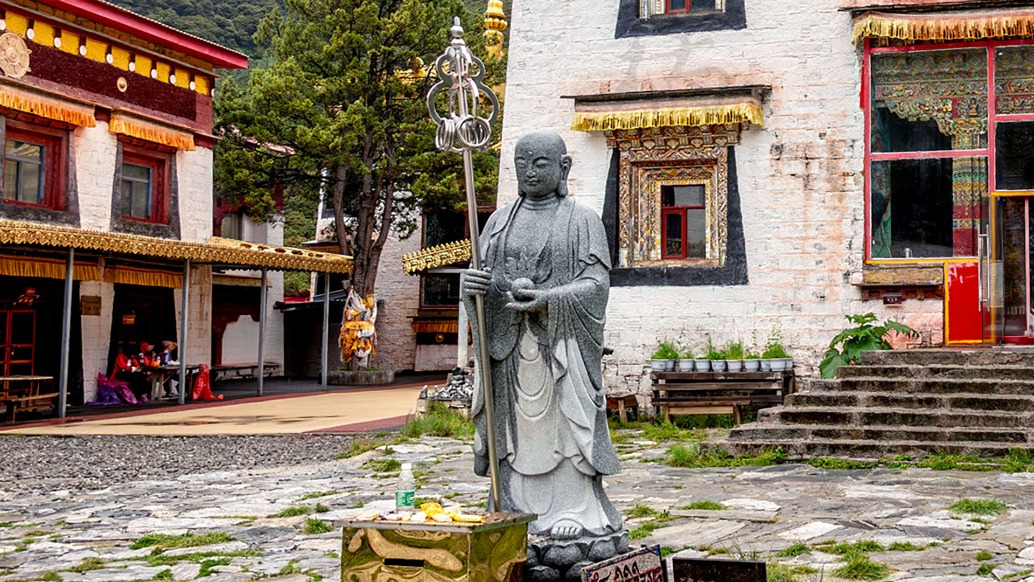 稻城亚丁冲古寺：雪山下的地藏菩萨像丨四川甘孜