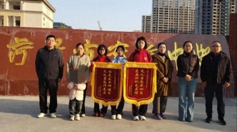 两岁女童晚高峰走失街头，菏泽三名中学生出手了！