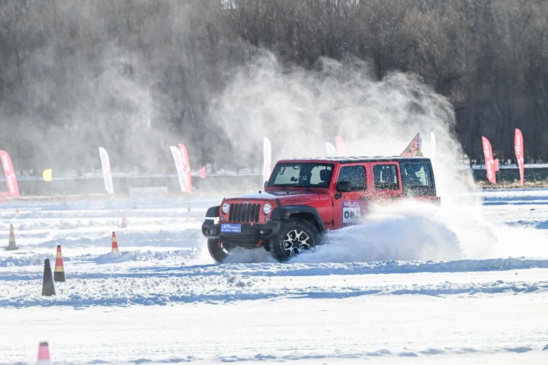 雪湖 2025长春冰雪短道汽车拉力赛暨冰雪汽车嘉年华17日在南湖公园启幕