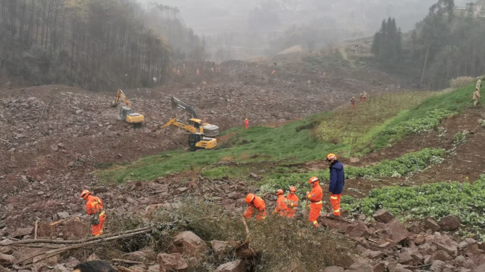 存在二次垮塌风险，四川宜宾筠连山体滑坡救援持续进行中