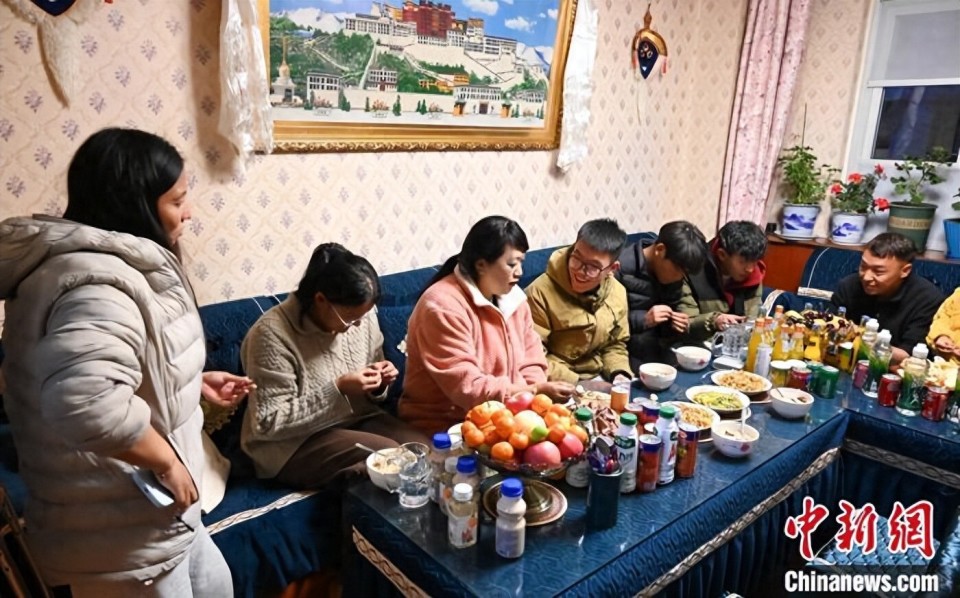 藏历新年“古突”夜 拉萨儿童福利院里话温情