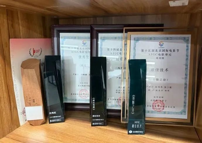 北电学生AI的获奖作品，有什么不一样 | 对话黄豆&严湘宁