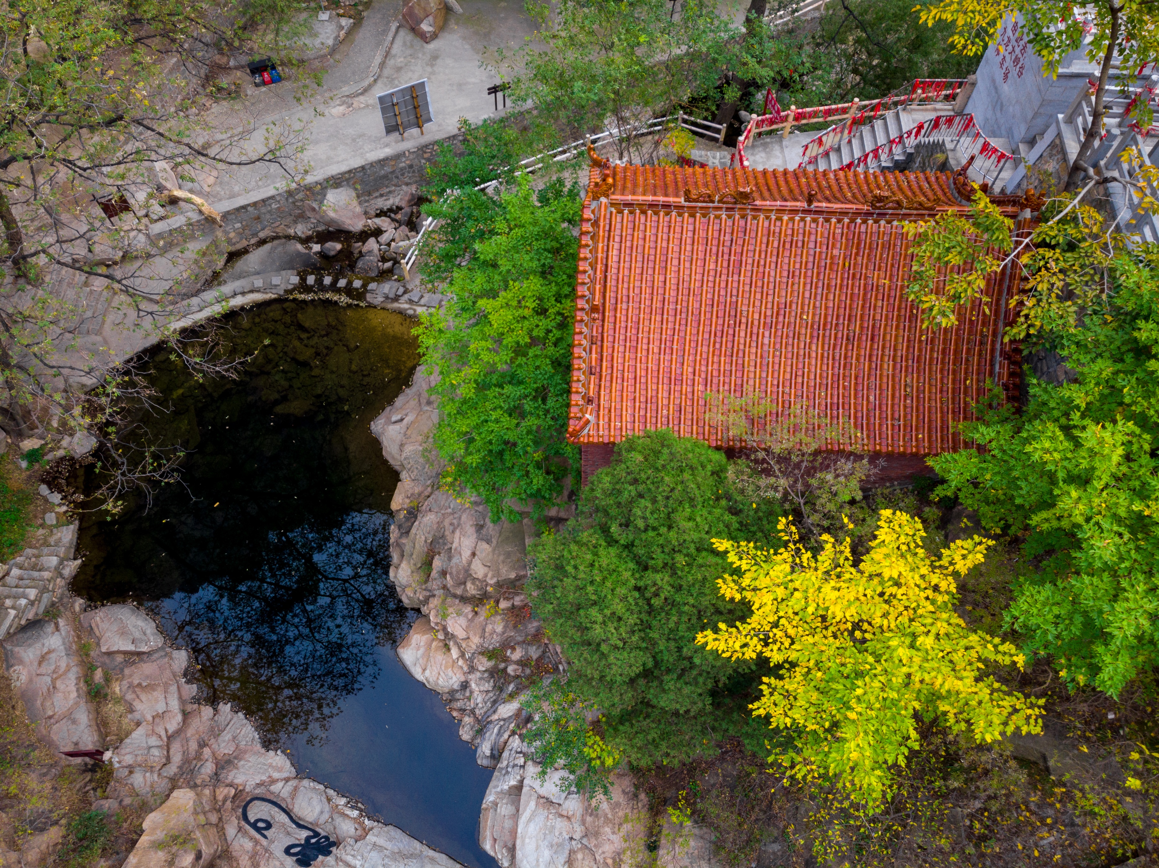 已开发九龙大峡谷,金泰山,梦幻情人谷等100多个旅游景点,汇山,水,林