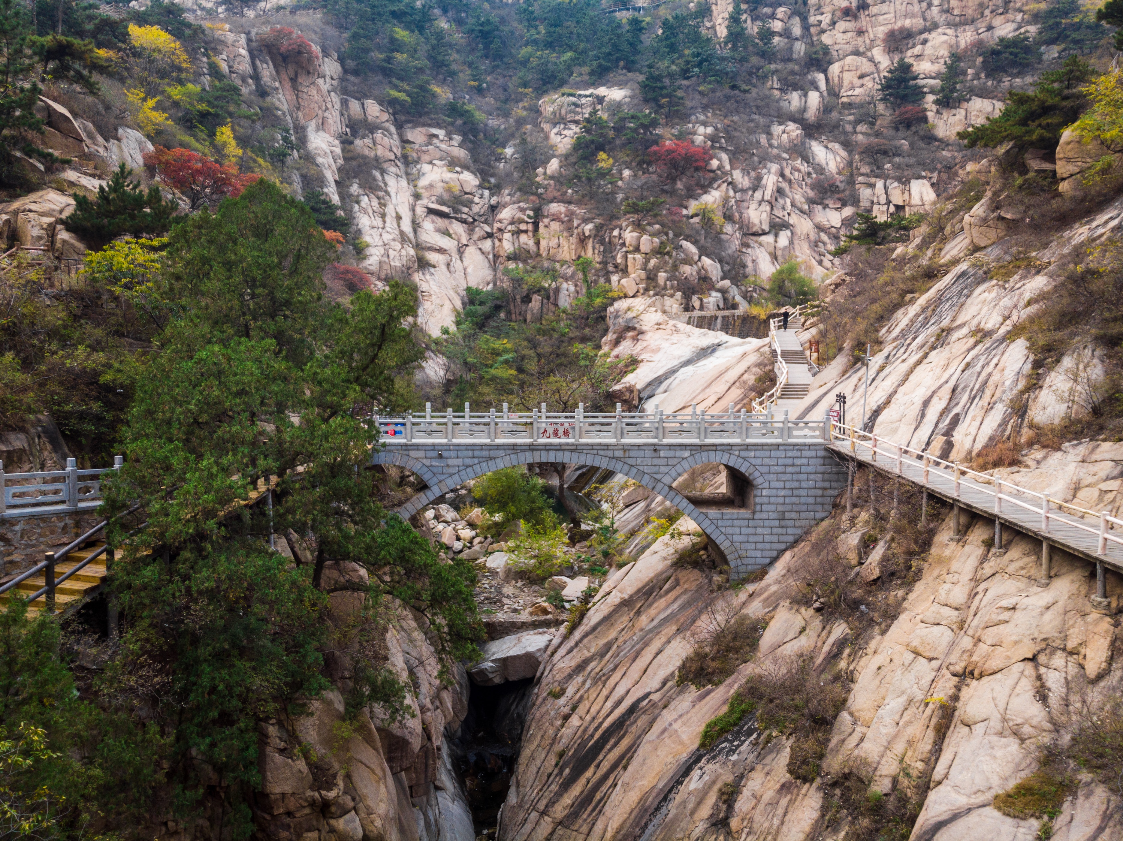已开发九龙大峡谷,金泰山,梦幻情人谷等100多个旅游景点,汇山,水,林