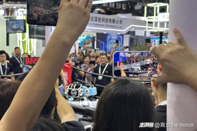在WAIC，比起看机器人打拳，人们更想知道怎么用AI赚钱