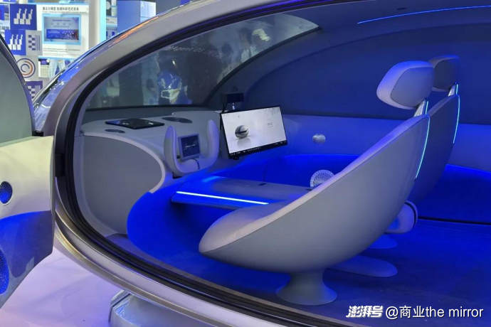 在WAIC，比起看机器人打拳，人们更想知道怎么用AI赚钱