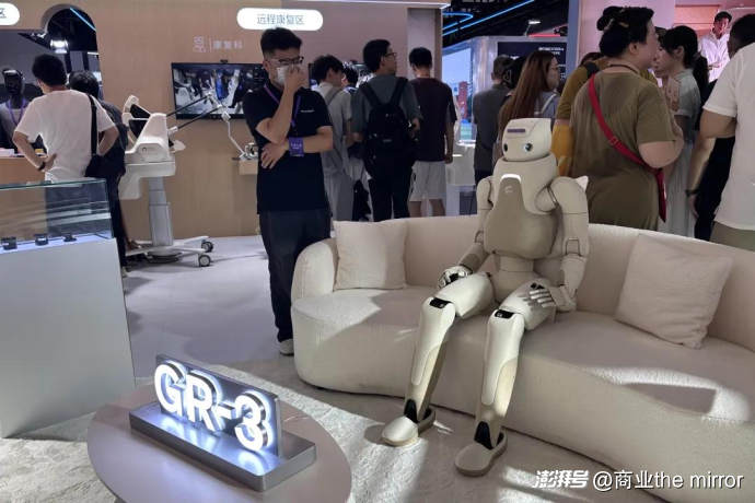 在WAIC，比起看机器人打拳，人们更想知道怎么用AI赚钱