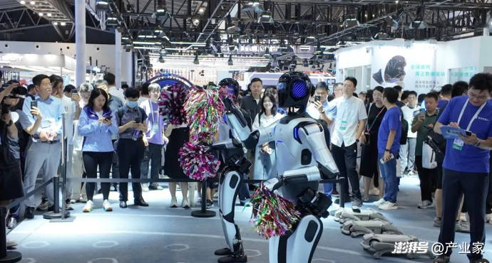 2025 WAIC,我在上海看到了AI时代的全景图