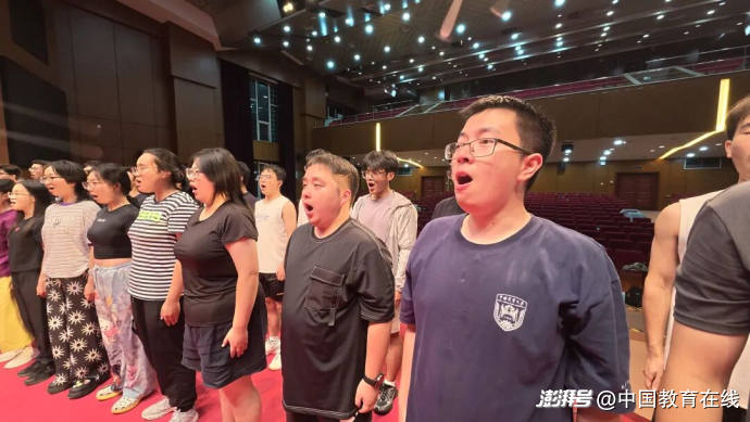 三千人合唱团这样炼成,40所高校师生用7首歌献礼祖国