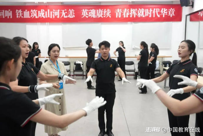 三千人合唱团这样炼成,40所高校师生用7首歌献礼祖国