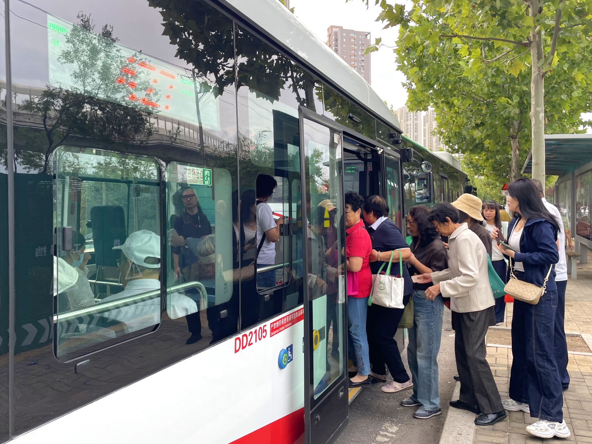 对接地铁 一站式畅游 青岛公交“微循环”织就暖心出行网_澎湃号·媒体_澎湃新闻-The Paper