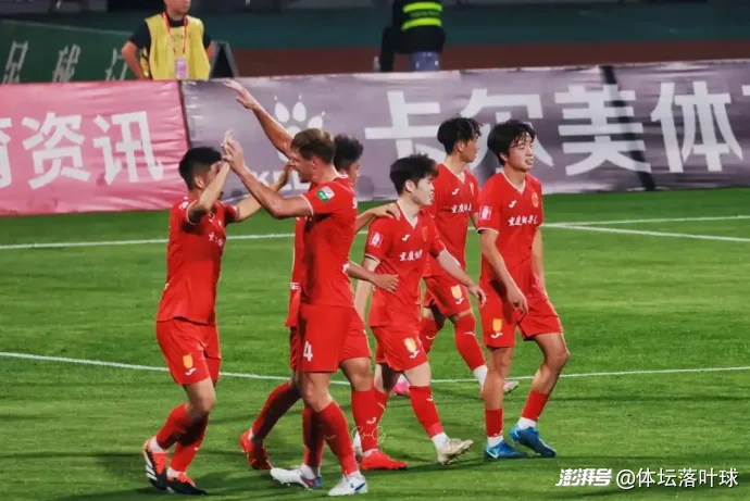 张外龙7秒进攻战术_足球报:张外龙这几年一直关注铜梁龙,冲超后他独坐良久_重庆铜梁龙冲超成功
